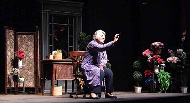 Işıl Yücesoy'un müzikli oyunu 'İzninle' Bursa'da sahnelendi