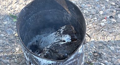 Isınmak için yaktıkları kova bomba gibi patladı, korku dolu anlar güvenlik kamerasına yansıdı