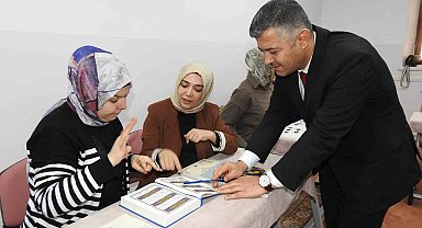 İşitme engelli 15 kadın kursiyer, işaret diliyle Kur'an-ı Kerim öğreniyor