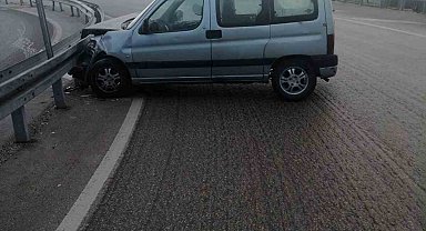 Isparta'da kontrolden çıkan araç bariyerlere çarptı: 2 yaralı