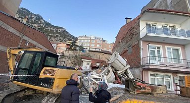 Isparta'da üç katlı bina çöktü, facia kıl payı atlatıldı