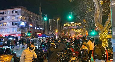 İstanbul Bağdat Caddesi'nde vatandaşlar 2025'e havai fişek gösterisiyle girdi