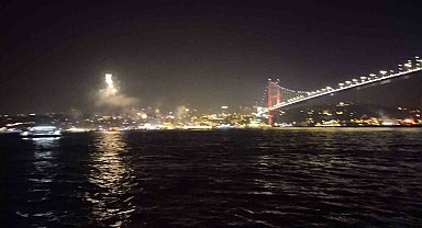 İstanbul Boğazı'nda havai fişekli yeni yıl coşkusu