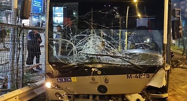 İstanbul Zincirlikuyu'da park halindeki metrobüs kayarak 5 araca çarptı