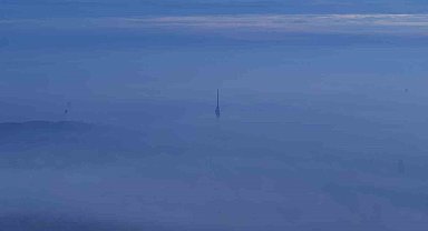 İstanbul'da gökdelenlerin sis içinde manzarası hayran bıraktı