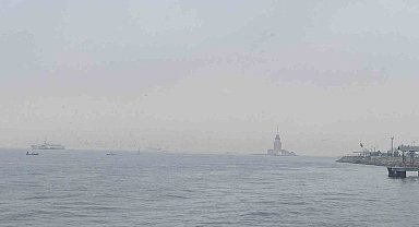 İstanbul'da Kız Kulesi sise gömüldü