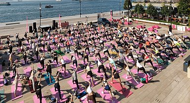 İstanbul'da rıhtımda 'çocuk' yogası
