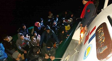 İzmir açıklarında ölüme sürüklenen 40 göçmen kurtarıldı
