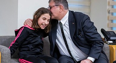 İzmir Büyükşehir'den paralimpik yüzücü Miray'a davet