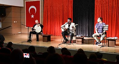 İzmir Çiğli'de şiir ve türkü rüzgarı esti