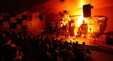 İzmir Karabağlar'da Kent Tiyatrosu'ndan 'Uğur Mumcu'ya anma