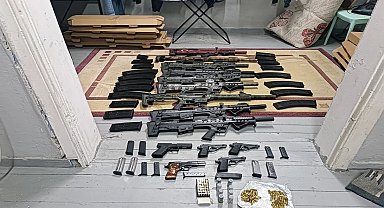 İzmir'de 26 ayrı adrese silah kaçakçılığı baskını: 15 gözaltı