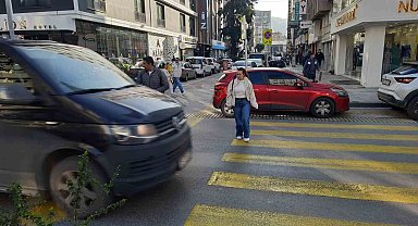 İzmir'de yaya geçidindeki vatandaşlara yol vermeyen sürücüler kamerada