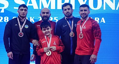 İzmirli güreşçiler Başkent'ten madalyalarla döndü