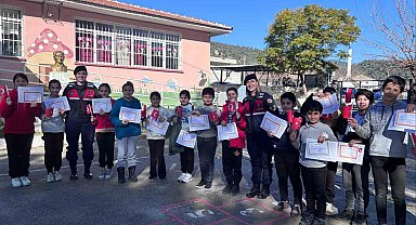 Jandarma ekipleri öğrencilerin karne heyecanına ortak oldu