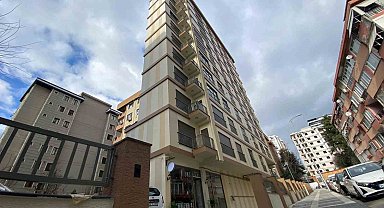 Kadıköy Belediyesi'nin ruhsat verdiği bina Hatay depreminde yan yatan Rönesans rezidans hatırlattı
