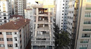 Kadıköy'deki bina kolonlarıyla dikkat çekiyor
