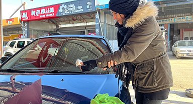 Kadın kuaförü, sanayide oto boyacısı oldu: Saçları değil, kaportayı boyuyor