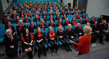 Kadınlar Korosu Ferdi Tayfur'u 'Ben de özledim' şarkısıyla andılar