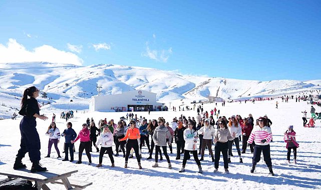 Kadınların kar üstündeki dans gösterisi renkli görüntüler oluşturdu