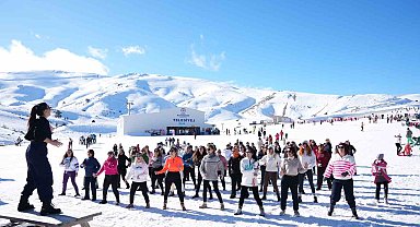 Kadınların kar üstündeki dans gösterisi renkli görüntüler oluşturdu
