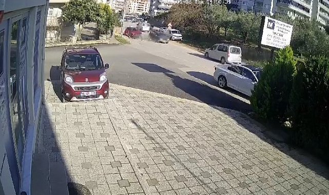 Kafa kafaya çarpıştıkları kaza anı kameralara yansıdı