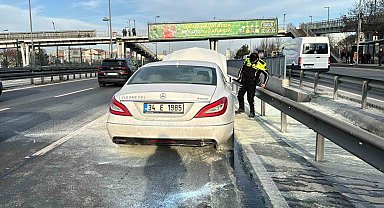 Kağıthane'de alevler içinde kalan araca vatandaşlar müdahale etti