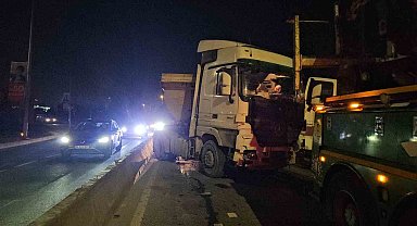 Kağıthane'de kontrolden çıkan hafriyat kamyonu beton bariyerlere çıktı