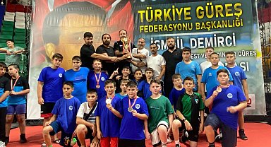 Kağıtspor'dan şampiyonluklarla dolu bir yıl
