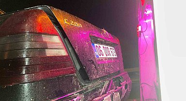 Kahramankazan'da kontrolden çıkan otomobil levha direğine çarptı: 1 ölü
