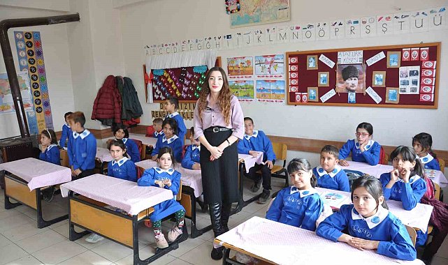 Kahramanmaraş'ta bir okul mavi önlüğe geri döndü