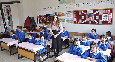 Kahramanmaraş'ta bir okul mavi önlüğe geri döndü