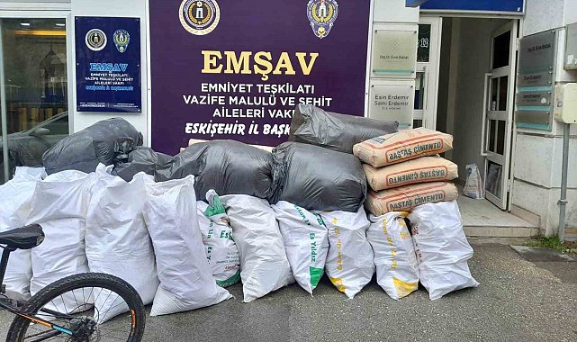 Kaldırıma bırakılan inşaat atıkları tepkiye neden oldu