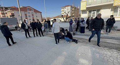 Kaldırıma çıkmakta geç kalan yayaya kamyonet çarptı