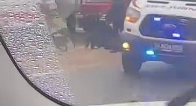 Kamyona çarpan otomobil, yol çalışması alanına devrildi: 2 yaralı