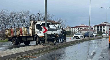 Kamyonet aydınlatma direğine çarptı: 2 yaralı