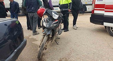 Kamyonet ile çarpışan motosikletli ağır yaralandı