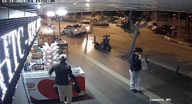 Kamyonetin çarptığı otomobili iş yerine girmekten demir dubalar kurtardı