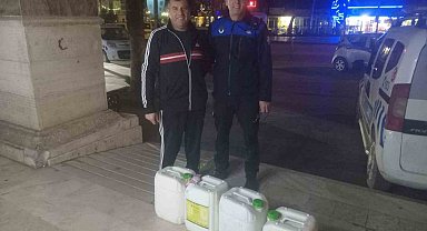 Kamyonetten düşen sıvı gübre bidonları sahibine teslim edildi