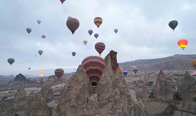 Kapadokya'da turistler yılın ilk güneşinin doğuşunu sıcak hava balonlarında izledi