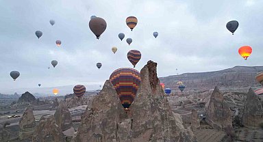 Kapadokya'da turistler yılın ilk güneşinin doğuşunu sıcak hava balonlarında izledi