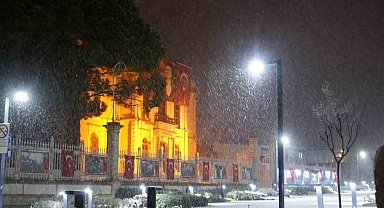 Kar kalınlığı 10 santimetreye ulaştı, okullar tatil edildi