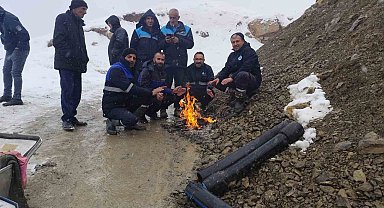 Kar yağışı altında zorlu çalışma