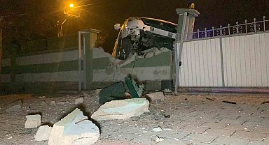 Karaman'da duvara çarpan hafif ticari araç asılı kaldı