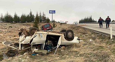 Karaman'da hafif ticari araç otomobile arkadan çarptı: 4 yaralı