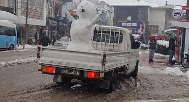 Kardan adama kamyonet ile şehir turu attırdılar