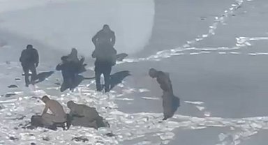 Karlı arazide hipotermi geçiren göçmen kurtarıldı