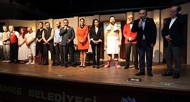 Karmakarışık tiyatro severlerle buluştu