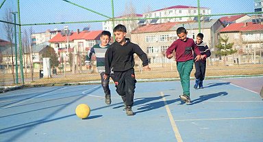 Karnesini alan çocuklar parkta güneşin tadını çıkardı