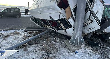 Kars'ta iki minibüs çarpıştı: 13 yaralı